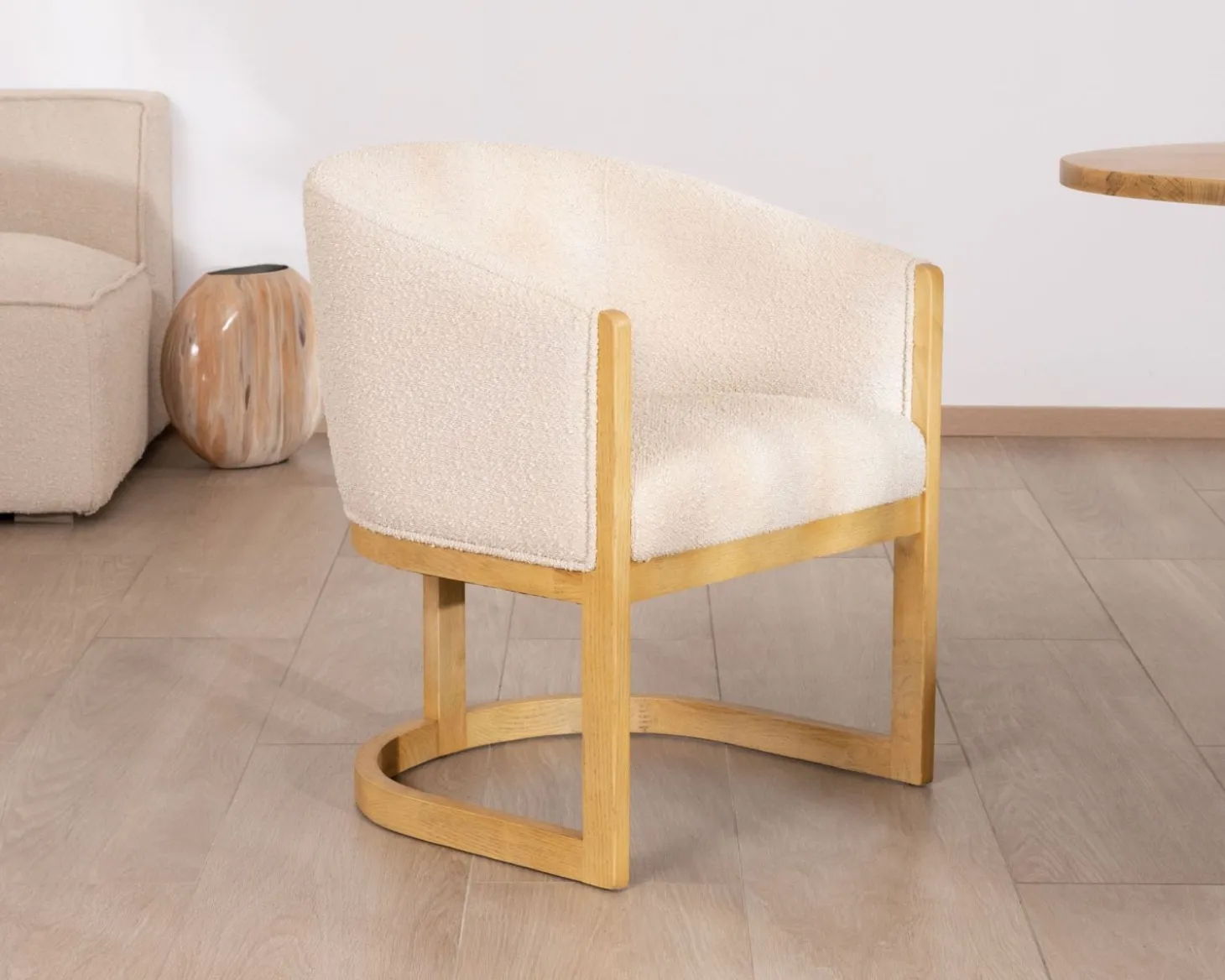 Chaise de repas enveloppante style rétro chic "Isadora" tissu beige et bois