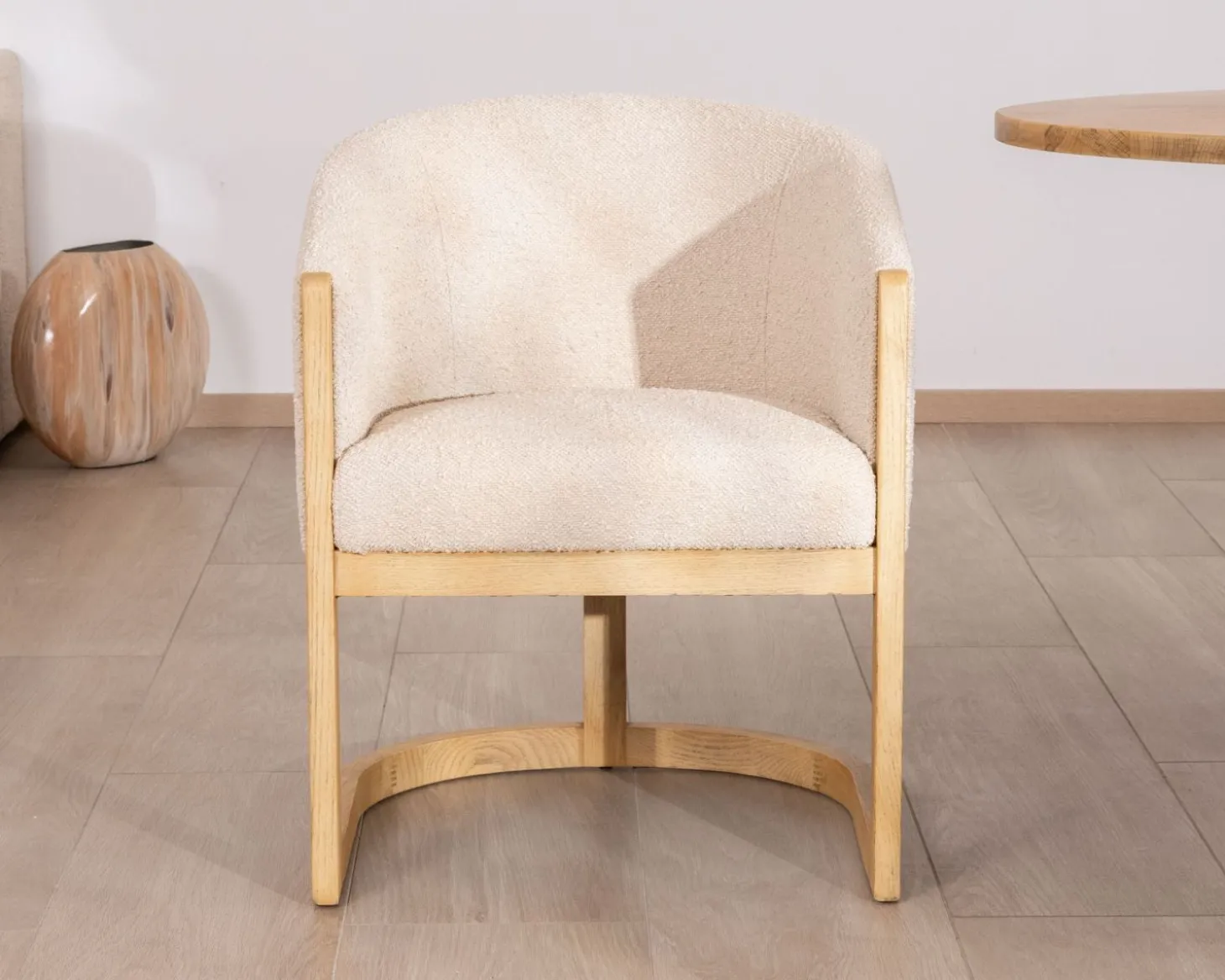 Chaise de repas enveloppante style rétro chic "Isadora" tissu beige et bois