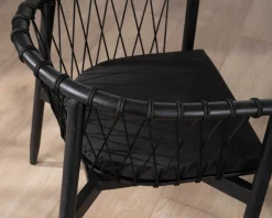 Chaise de repas noire en bois et corde tressée 
