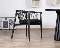 Chaise de repas noire en bois et corde tressée 