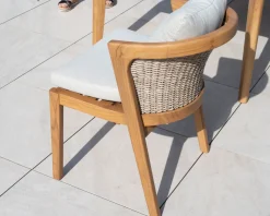 Chaise d'extérieur haut de gamme et design en teck avec coussins écru chiné 
