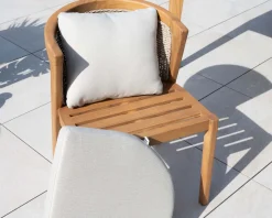 Chaise d'extérieur haut de gamme et design en teck avec coussins écru chiné 