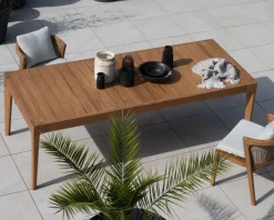 Chaise d'extérieur haut de gamme et design en teck avec coussins écru chiné 