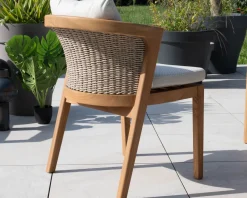 Chaise d'extérieur haut de gamme et design en teck avec coussins écru chiné 