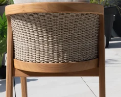 Chaise d'extérieur haut de gamme et design en teck avec coussins écru chiné 