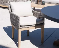 Chaise d'extérieur haut de gamme tressée en teck et textile chiné "Porticcio"