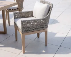 Chaise d'extérieur haut de gamme tressée en teck et textile chiné 
