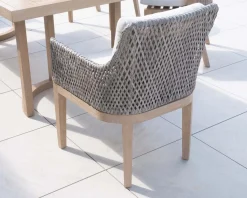 Chaise d'extérieur haut de gamme tressée en teck et textile chiné 