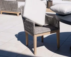 Chaise d'extérieur haut de gamme tressée en teck et textile chiné 