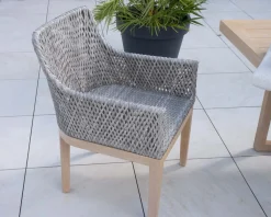 Chaise d'extérieur haut de gamme tressée en teck et textile chiné 