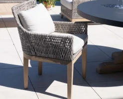 Chaise d'extérieur haut de gamme tressée en teck et textile chiné 