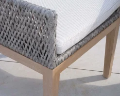 Chaise d'extérieur haut de gamme tressée en teck et textile chiné 