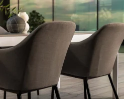 Chaise d'extérieur moderne et enveloppante en tissu Sunbrella gris foncé 