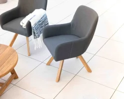 Chaise en tissu Sunbrella gris foncé et pieds teck 