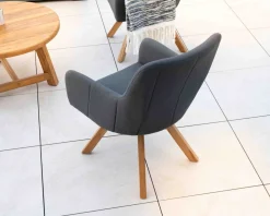 Chaise en tissu Sunbrella gris foncé et pieds teck 