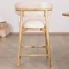Chaise haute style scandinave "Isadora" en bois et tissu bouclette