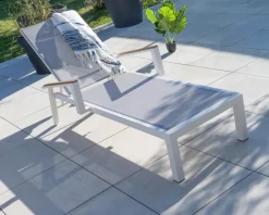 Chaise longue grise avec accoudoirs teck "Dolce Vita" en aluminium blanc