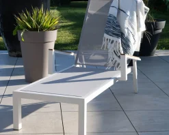 Chaise longue grise avec accoudoirs teck "Dolce Vita" en aluminium blanc