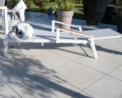 Chaise longue grise avec accoudoirs teck 