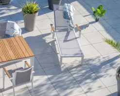 Chaise longue grise avec accoudoirs teck 