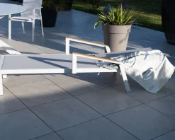 Chaise longue grise avec accoudoirs teck 