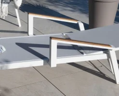 Chaise longue grise avec accoudoirs teck 