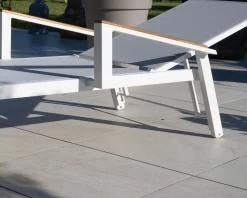 Chaise longue grise avec accoudoirs teck 
