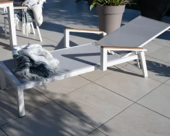 Chaise longue grise avec accoudoirs teck 