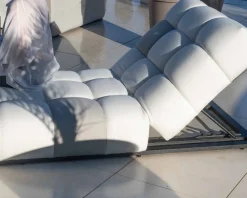 Chaise longue haut de gamme en tissu beige et gris clair 