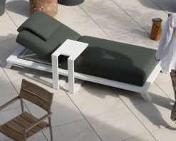 Chaise longue ultra confort en tissu vert kaki et structure aluminium blanche "Nusa Pedina"