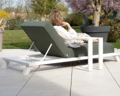 Chaise longue ultra confort en tissu vert kaki et structure aluminium blanche 