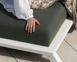 Chaise longue ultra confort en tissu vert kaki et structure aluminium blanche 