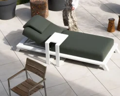 Chaise longue ultra confort en tissu vert kaki et structure aluminium blanche 