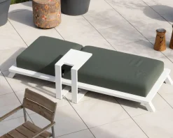 Chaise longue ultra confort en tissu vert kaki et structure aluminium blanche 