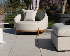 Chauffeuse ronde XL en tissu spécial extérieur blanc chiné "Roncobello" avec coussins déco