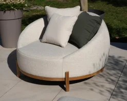 Chauffeuse ronde XL en tissu spécial extérieur blanc chiné "Roncobello" avec coussins déco