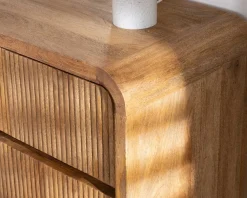 Commode design rétro avec façades cannelées 