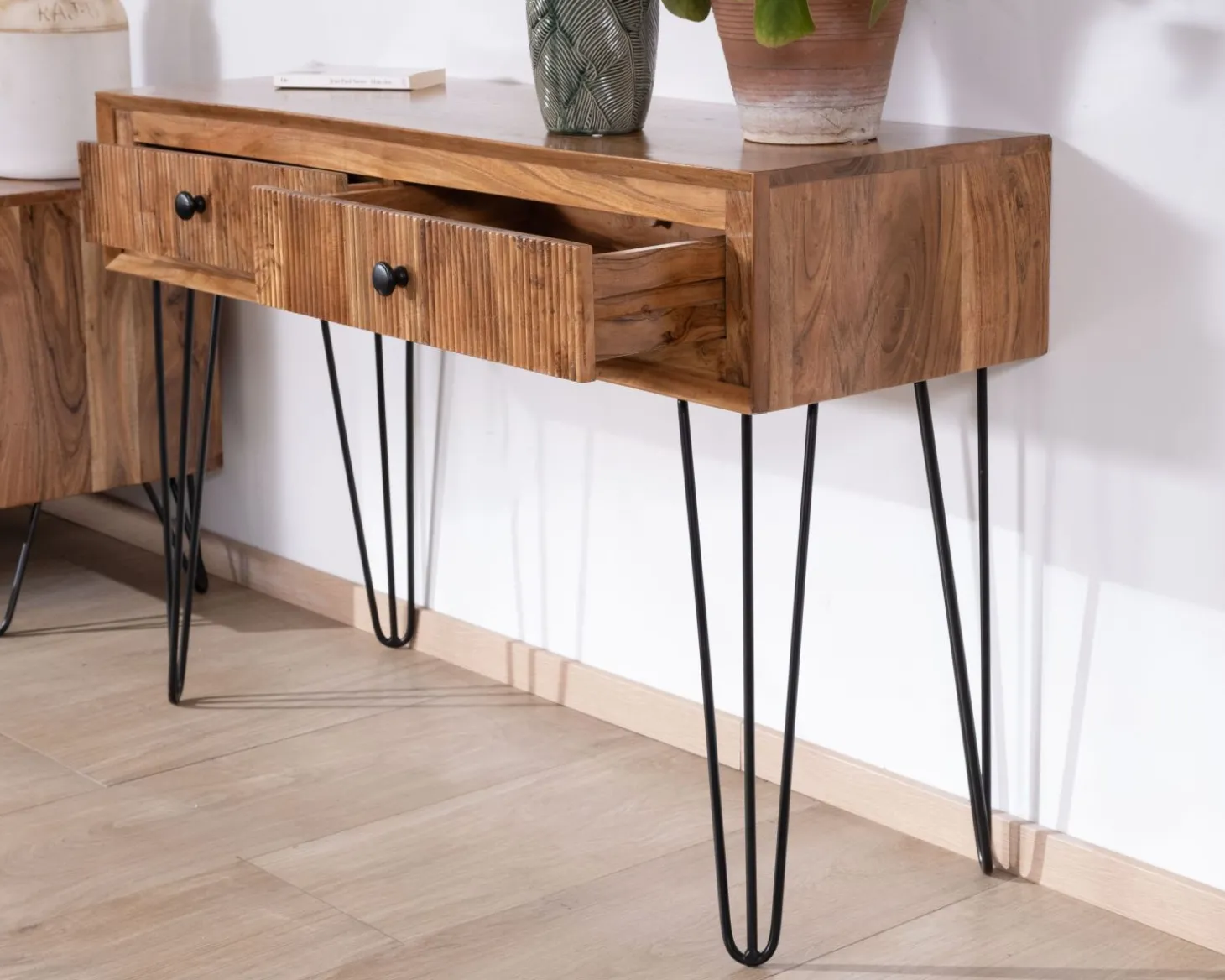 Console vintage en acacia et pieds métal "Wendy" avec façades gaufrées