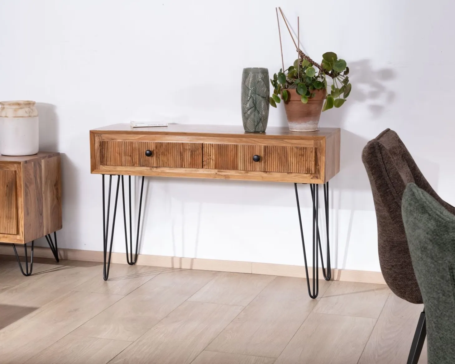 Console vintage en acacia et pieds métal "Wendy" avec façades gaufrées