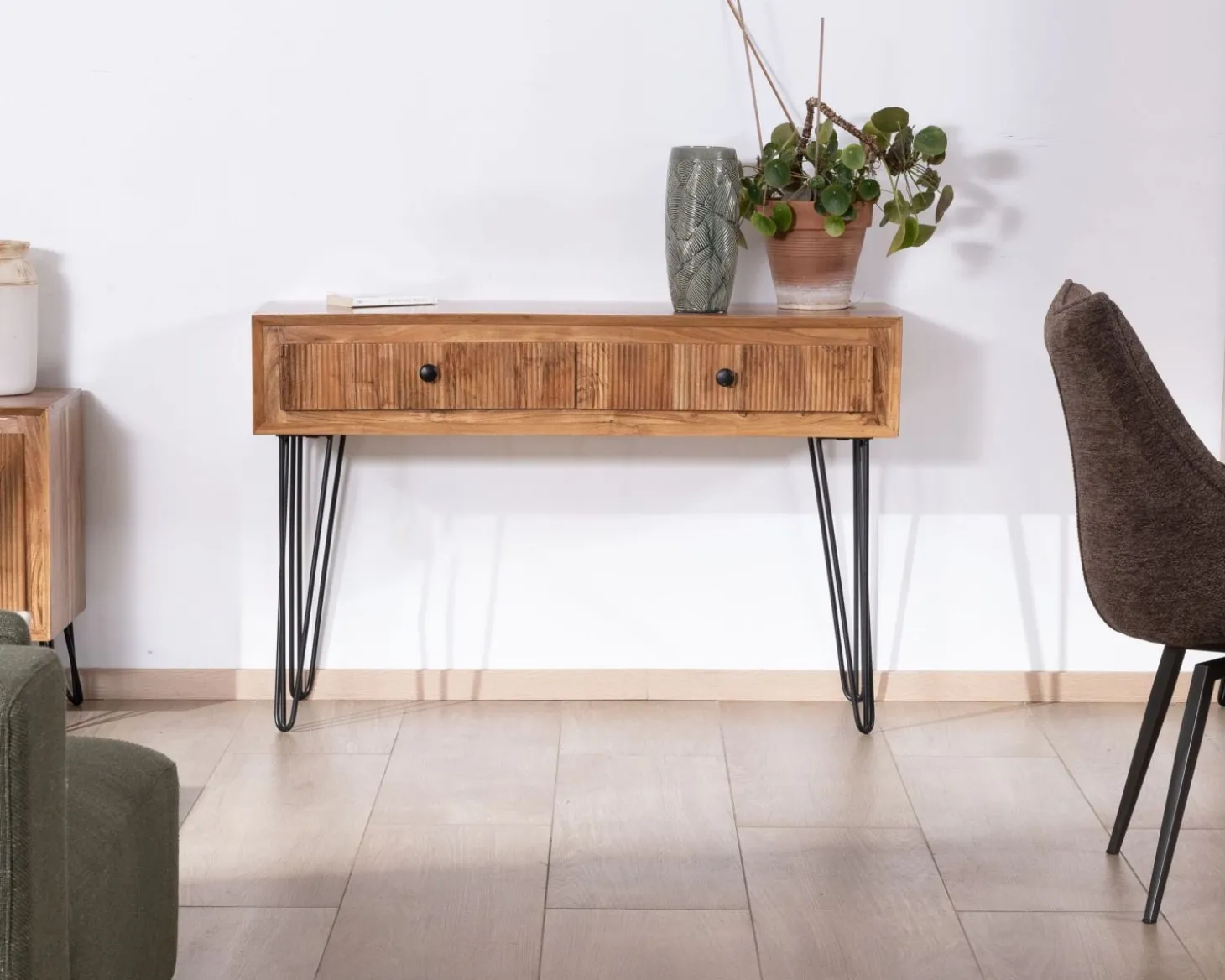 Console vintage en acacia et pieds métal "Wendy" avec façades gaufrées