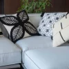 Coussin brodé motif feuillage ultra graphique "Kavon" 45x45cm
