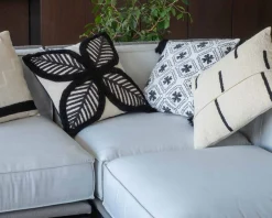 Coussin brodé motif feuillage ultra graphique "Kavon" 45x45cm