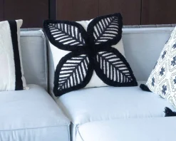 Coussin brodé motif feuillage ultra graphique "Kavon" 45x45cm
