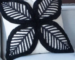 Coussin brodé motif feuillage ultra graphique 