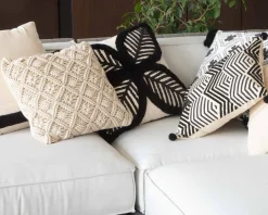 Coussin brodé motif feuillage ultra graphique 
