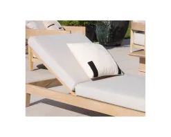 Coussin carré design en coton brodé blanc et noir 