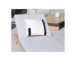 Coussin carré design en coton brodé blanc et noir 
