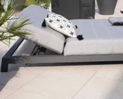 Coussin décoratif en coton blanc avec motif brodés et pompons "Kavon"