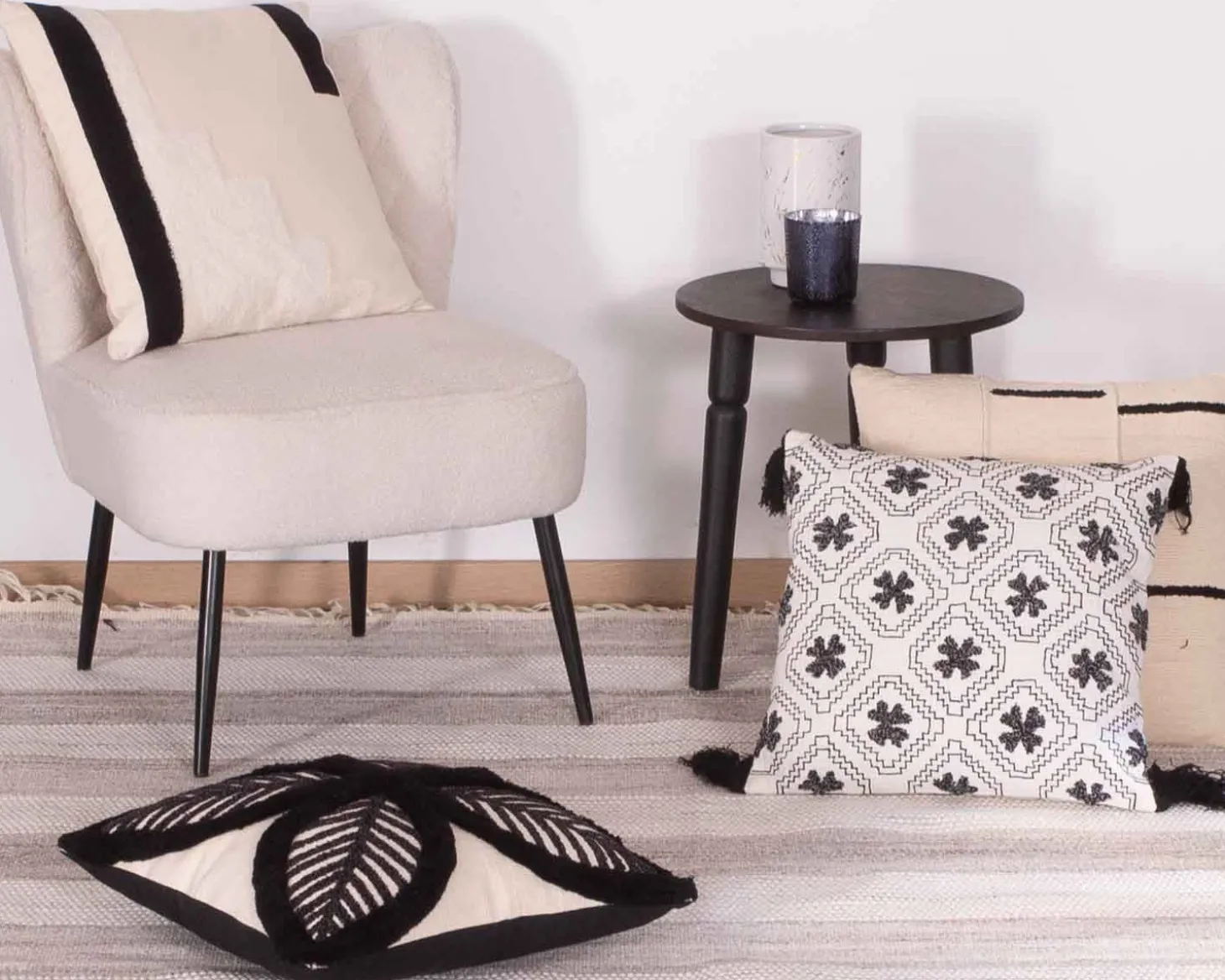 Coussin décoratif en coton blanc avec motif brodés et pompons "Kavon"