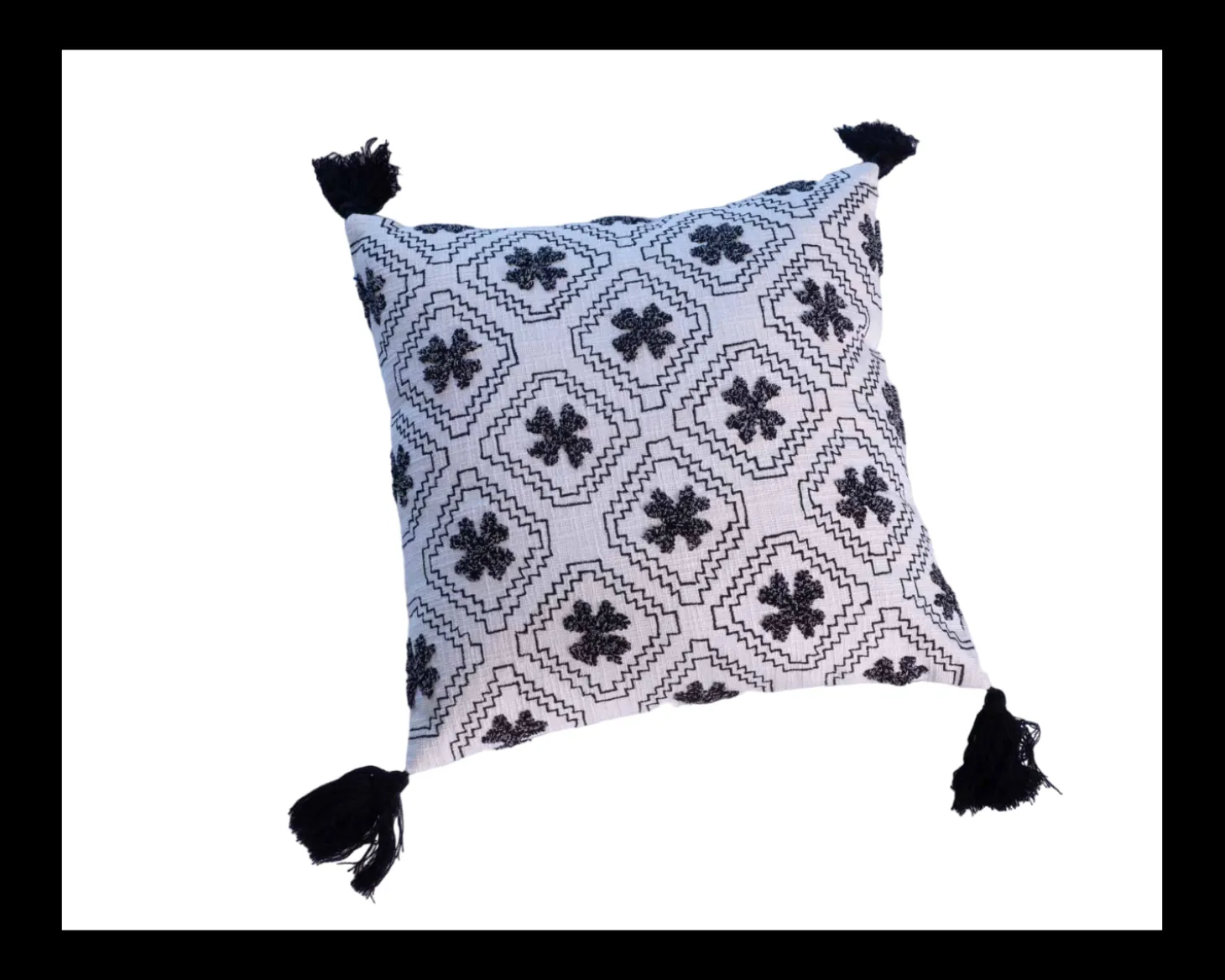 Coussin décoratif en coton blanc avec motif brodés et pompons "Kavon"